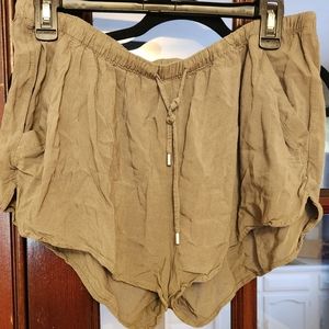 Lightweight Linen Green Shorts